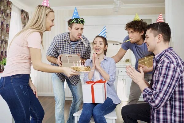 Vänner med tårta firar födelsedag på en fest. — Stockfoto
