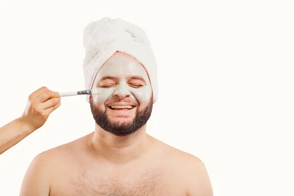 Un om amuzant într-o mască de față într-un salon de înfrumusețare . — Fotografie, imagine de stoc