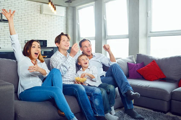 Glückliche Familie, die Spaß beim Fernsehen hat. — Stockfoto