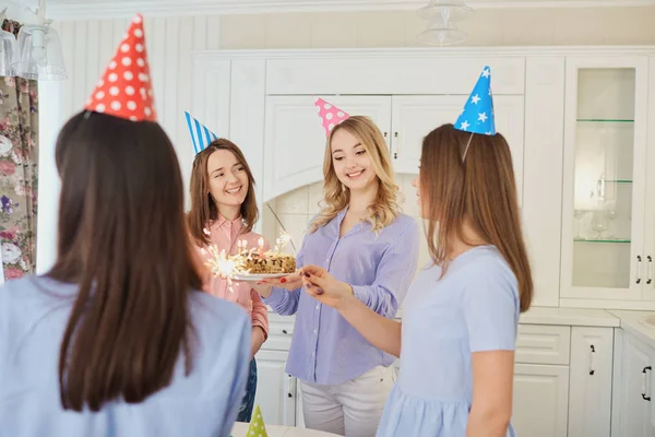 Bir grup kız arkadaşları ile bir pasta mumlar ile kutlamak bir doğum — Stok fotoğraf