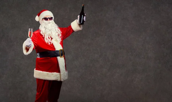 Weihnachtsmann mit einem Glas Champagner. — Stockfoto