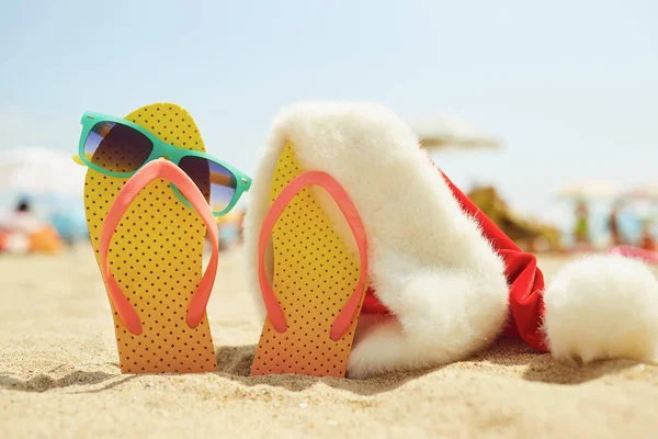 Sombrero de Santas en la playa el día de Navidad . — Foto de Stock