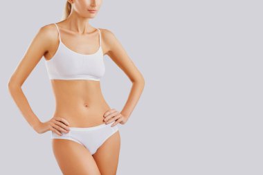 Genç bir kadın iç çamaşırı ince gövde.