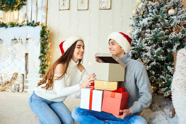 Šťastný mladý pár bavit o Vánocích. — Stock fotografie