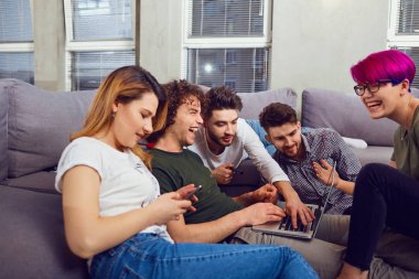 Bir grup arkadaşıyla birlikte boş zaman öğrencilerin bir roo içinde bir laptop ile