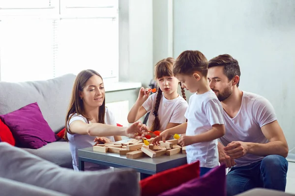 Anne, baba ve çocukların birlikte oynamak.