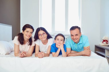 Yatak odasında yalan mutlu bir aile portresi