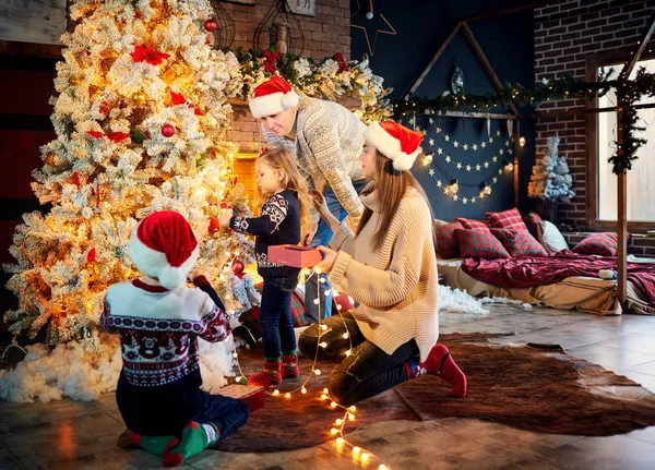 Mutlu bir aile evde bir Noel ağacı süsle.