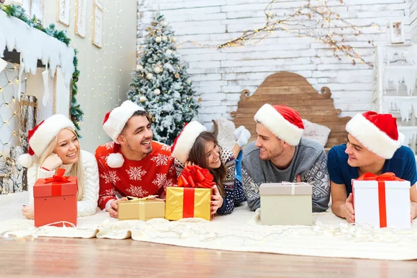 Um grupo de amigos com presentes em uma festa de Natal — Fotografia de Stock