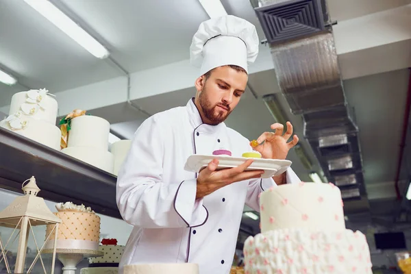 Un confiseur avec dessert dans les mains . — Photo