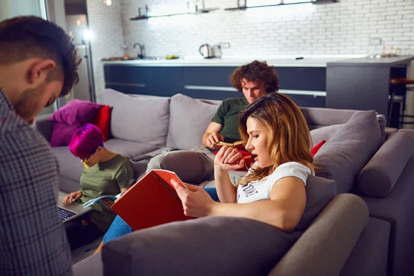 Jóvenes estudian juntos en la habitación — Foto de Stock