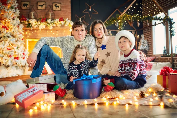 Rodina hrát s dárky na Vánoce. — Stock fotografie