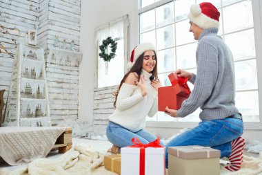 Noel'de eğleniyor mutlu genç çift.