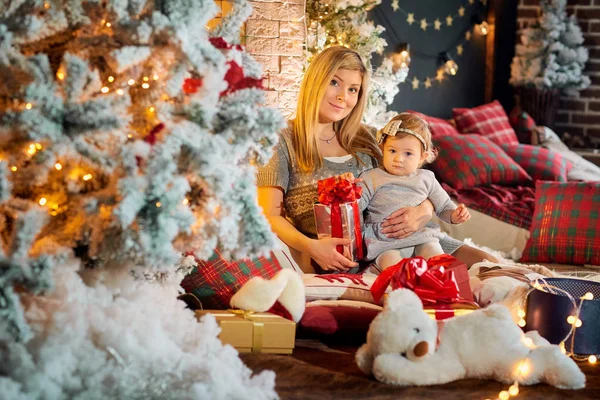 Мать с ребенком в шляпе Санта-Клауса в рождественской комнате . — стоковое фото