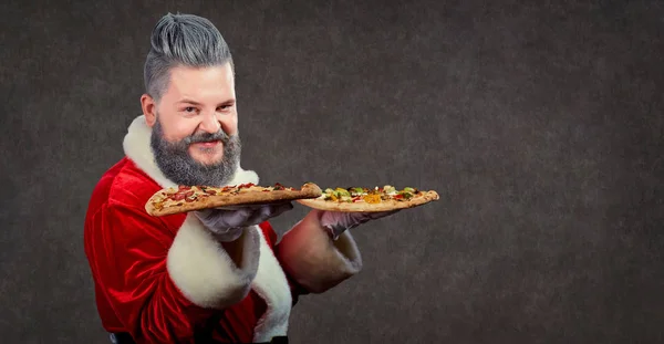 Noel Baba Pizza Arka Plan Kopya Alanı Gülümseyerek Elinde Ile — Stok fotoğraf