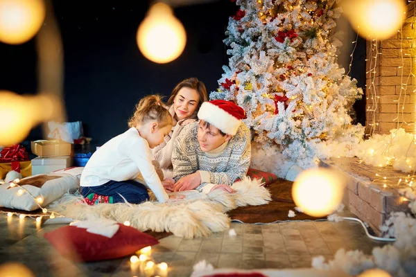 Annem Babam Evde Noel Gününde Oynarken Çocuklu — Stok fotoğraf