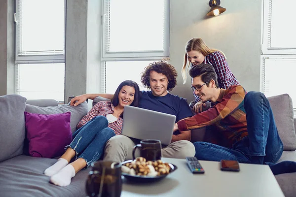 Een groep van vrienden van studenten in vrije tijd met een laptop samen — Stockfoto