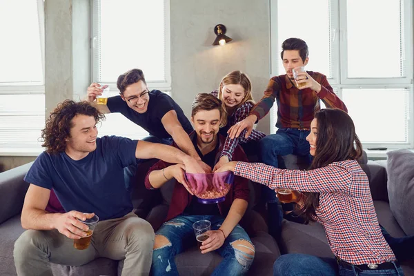 Un grupo de amigos de los estudiantes en una reunión se comunica — Foto de Stock