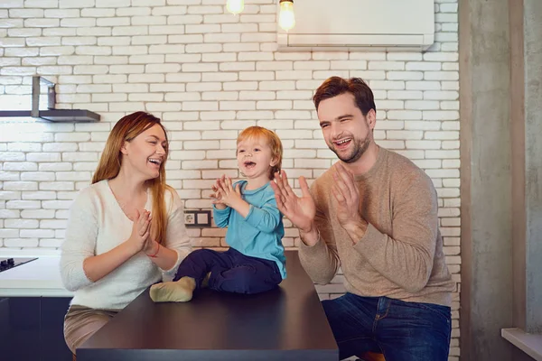 Een gelukkige familie speelt met een kind binnenshuis — Stockfoto