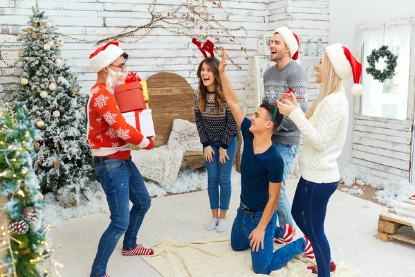 Skupina přátel s dárky na vánoční večírek — Stock fotografie