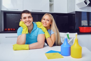 Genç bir çift bir daire temizliği.