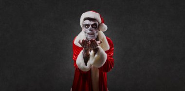 Noel Baba Noel günü bir kafatası ile bir sihirbazdır.