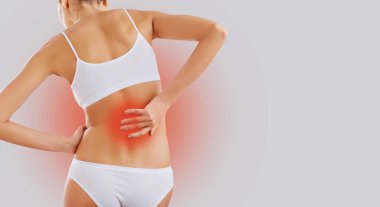 Sırt ağrısı. Kadın onu geri elini tutar.