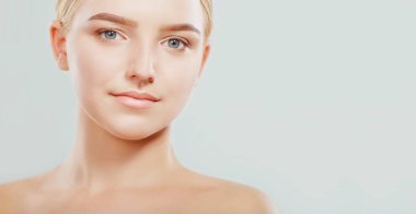 Genç sarışın bir kadın güzel yüzü. 