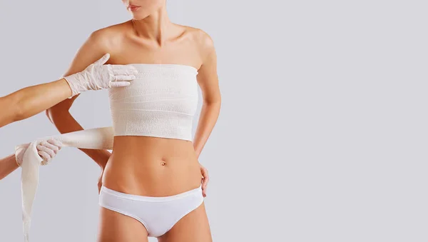 女性胸部整形外科的概念 — 图库照片