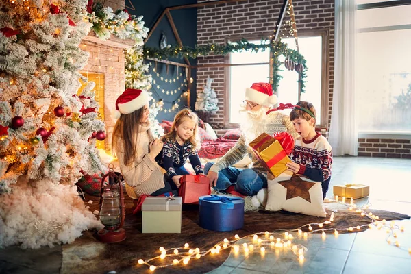 Familia jugando con regalos en el interior el día de Navidad . — Foto de Stock