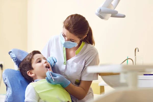 Ett barn med en tandläkare i en tandläkarmottagning. — Stockfoto