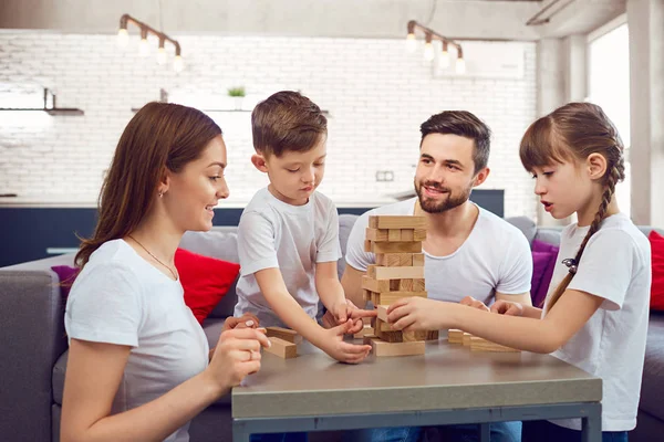 Família feliz jogando jogos de tabuleiro em casa . — Fotografia de Stock