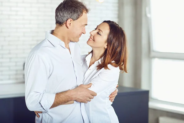 Äldre par glada kramar inomhus. — Stockfoto