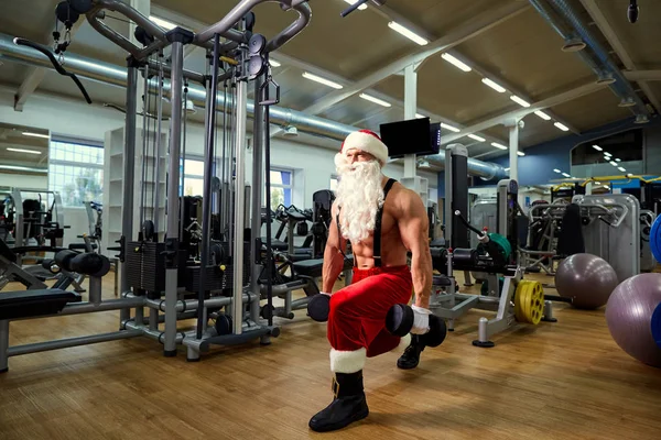 Treinamento de musculação Papai Noel no ginásio . — Fotografia de Stock