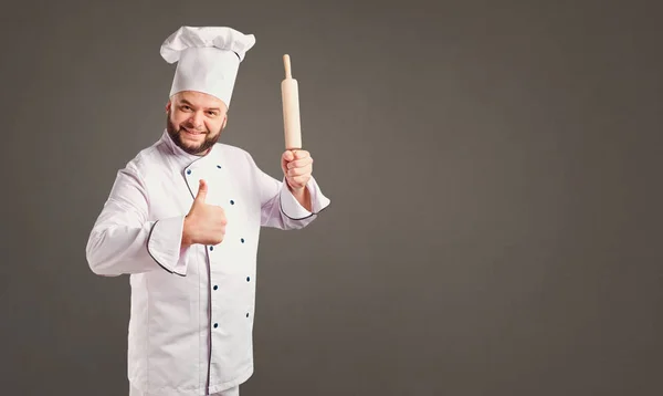 滑稽开朗的厨师在白色制服在背景上. — 图库照片