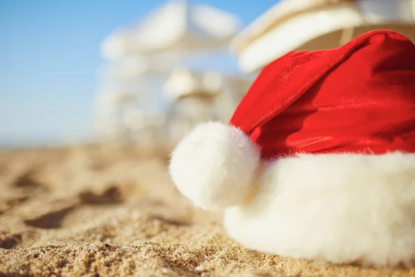 Sombrero de Papá Noel en la playa el día de Navidad . — Foto de Stock