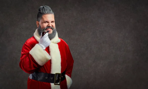 Santa Claus con un peinado y un cigarro lanza un humo Merry — Foto de Stock