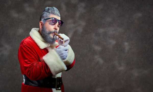 Święty Mikołaj z hairdress moda pali cygaro. — Zdjęcie stockowe