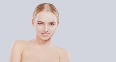 Genç sarışın bir kadın güzel yüzü. 