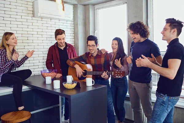 Friends playing the guitar, sing fun indoors. — Stock Photo, Image