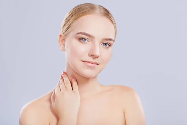 Mooi gezicht van een jonge blonde vrouw. — Stockfoto