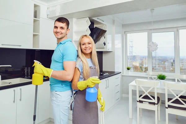 Una giovane coppia sta pulendo un appartamento . — Foto Stock