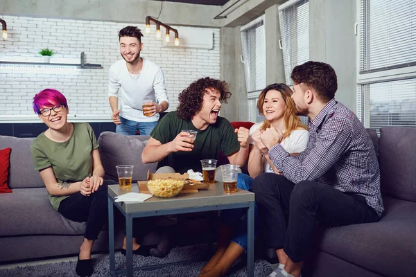 Een groep van vrienden van studenten tijdens een vergadering communiceert togethe — Stockfoto