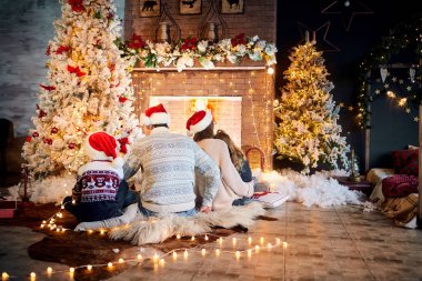 Bir Noel Noel Baba şapkalı bir çocuklu mutlu aile