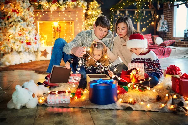 Família brincando com presentes no dia de Natal . — Fotografia de Stock