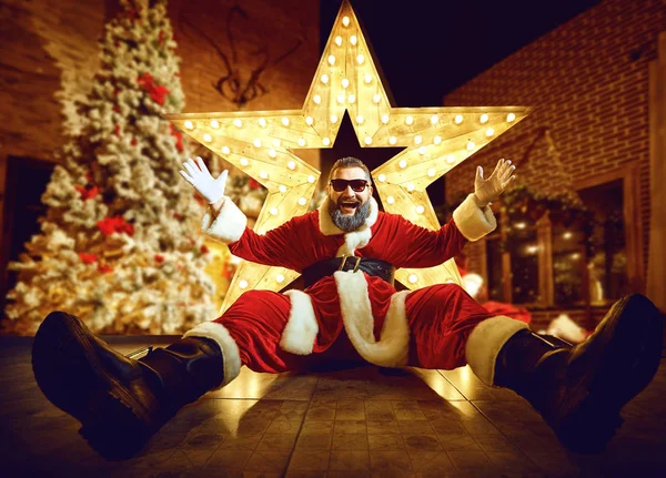 Papai Noel engraçado no quarto com grande estrela no Natal . — Fotografia de Stock