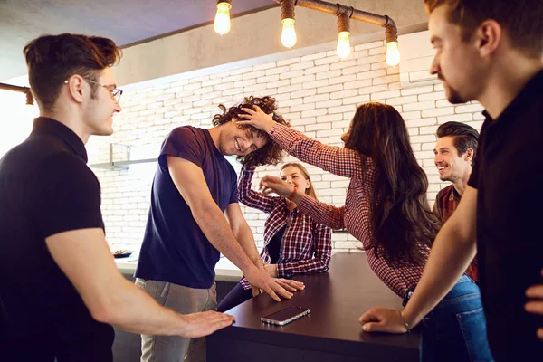 Freunde in der Freizeit im Zimmer treffen — Stockfoto