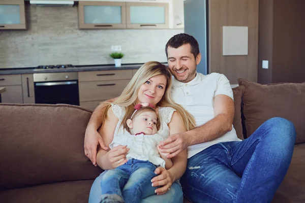 Odaya gülümseyerek mutlu bir aile. — Stok fotoğraf