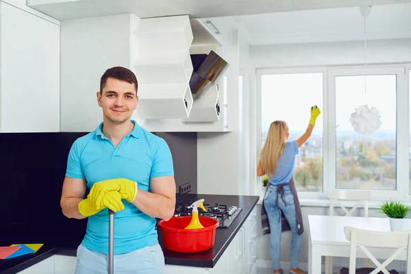 Um jovem casal está limpando um apartamento . — Fotografia de Stock