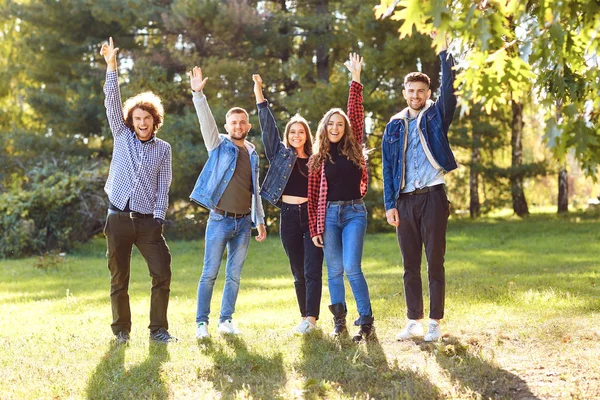 Happy vrienden lachen in het park. — Stockfoto